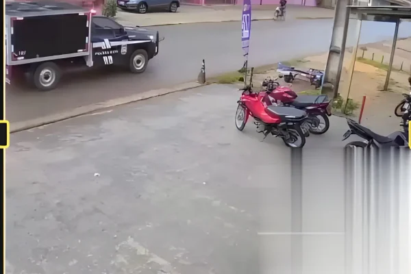 Vídeo mostra cadáver caindo de carro do IML após porta traseira se abrir
