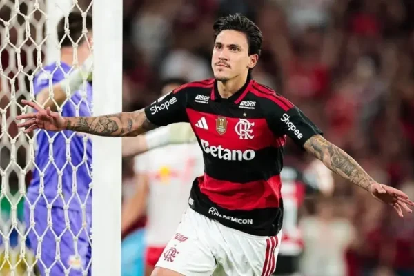 Flamengo supera o Red Bull Bragantino e amplia vantagem para o Palmeiras em 3 pontos