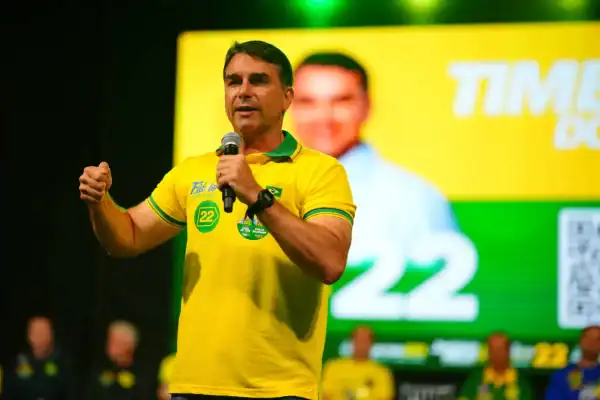 Coligação de Lula aciona TSE por perfis que impulsionam campanha de Flávio Bolsonaro