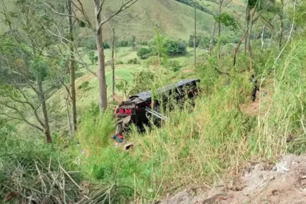 Grave acidente com ônibus deixa mortos e feridos em Cruzeiro (SP)