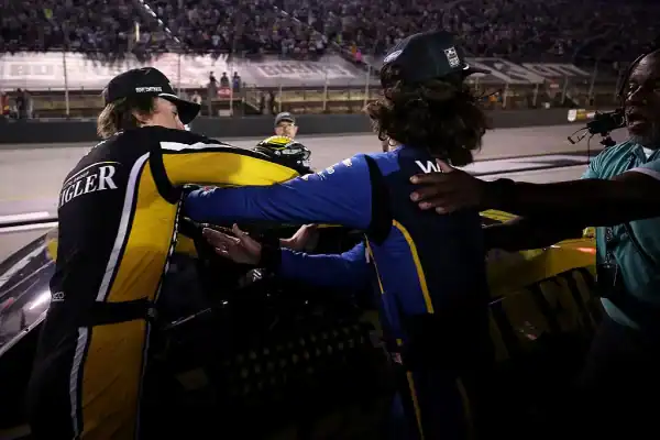 Pilotos da Nascar partem para socos após colisão em Bristol