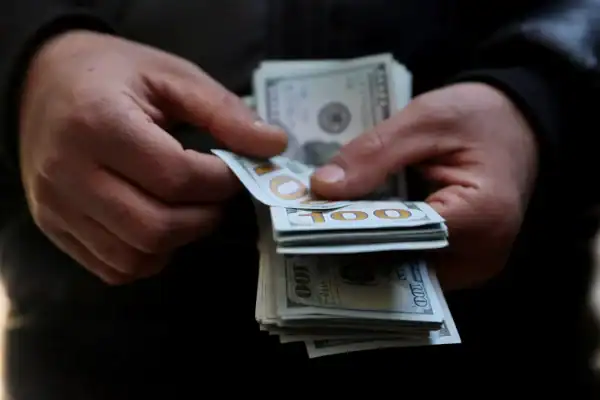 Dólar cai a R$ 5,10 com apetite ao risco externo e eleição no radar