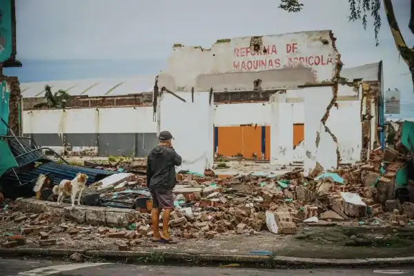 Ventania de mais de 100 km/h derruba prédio e deixa quase 1 milhão sem energia no RS