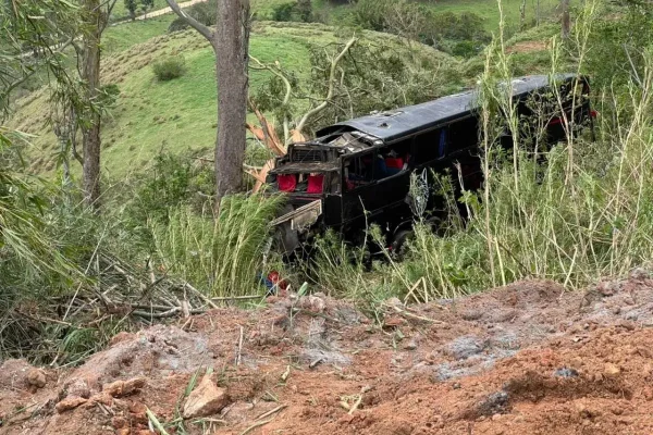 Ônibus que despencou em ribanceira e matou seis fazia viagem clandestina