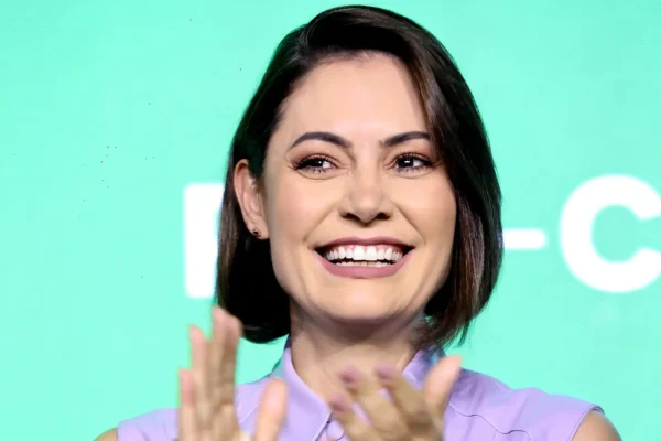 Michelle Bolsonaro é internada para tratamento de enxaqueca em hospital de Brasília