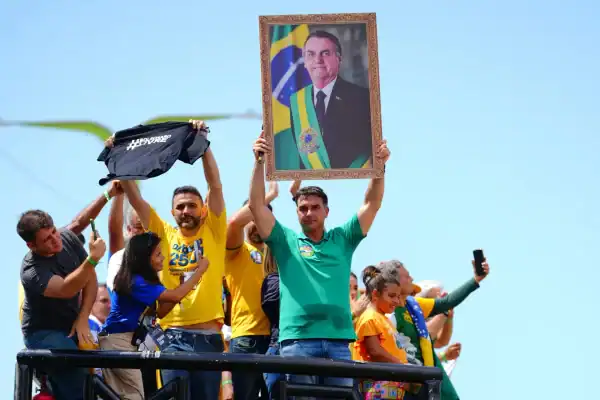Flávio Bolsonaro exibe quadro de Bolsonaro e alega sem provas que STF interfere na eleição