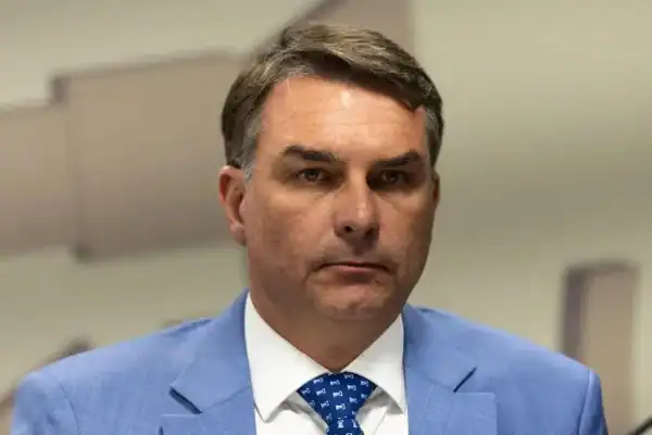 PT solicita ao TSE apuração de Flávio e Eduardo por interferência estrangeira nas eleições