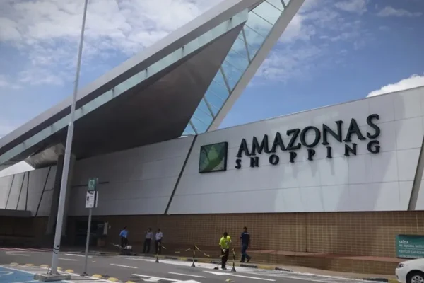‘Ken Humano’ é detido após ser flagrado em ato obsceno no banheiro de shopping