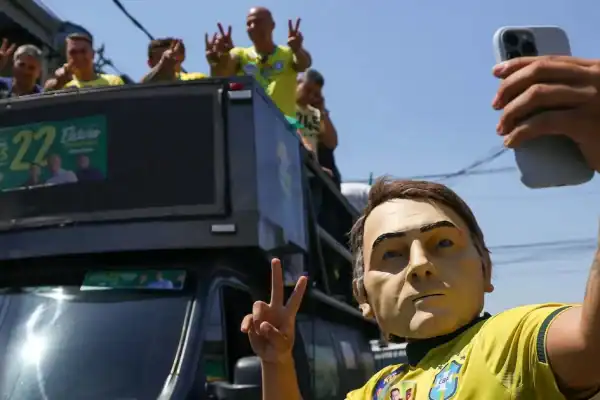 Flávio Bolsonaro afirma que PT contou com ajuda de membros da CNBB para espalhar fake news