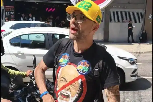 Deputado estadual do PL do RJ mostra arma após discussão em comitê de deputado do PSOL