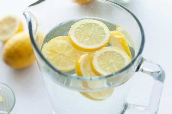 Água com limão em jejum emagrece? Nutricionista revela o que realmente acontece