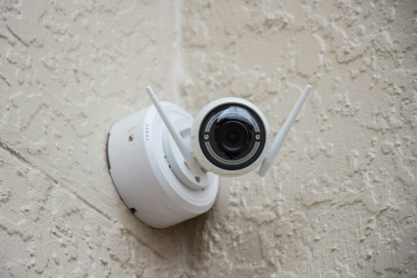 Câmeras instaladas em casa revelam cena inesperada e levam marido a denunciar a própria esposa