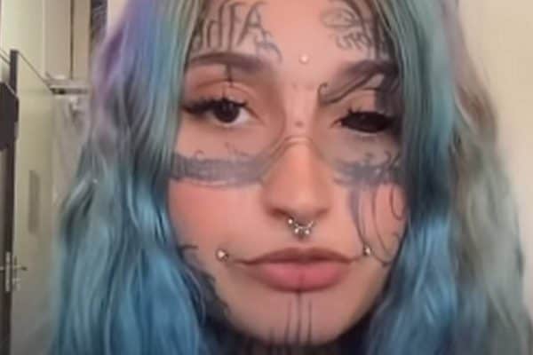 Influenciadora se arrepende de tatuar o olho e revela consequências que enfrenta: “Eu choro preto”