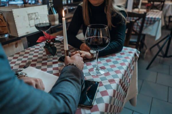 Não é namoro, mas também está longe de ser só amizade: entenda a ‘situationship’ que virou tendência