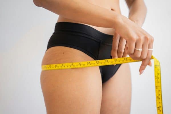 Quer aumentar o bumbum sem academia? 4 exercícios simples podem entrar na sua rotina