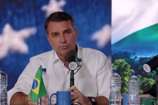 Flávio Bolsonaro responsabiliza Lula por endividamento causado pelo ‘Tigrinho’: “Fica fingindo de besta”