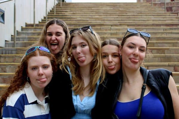 Meninas estão menstruando mais cedo? Descubra o que os pais podem fazer — e o que realmente funciona
