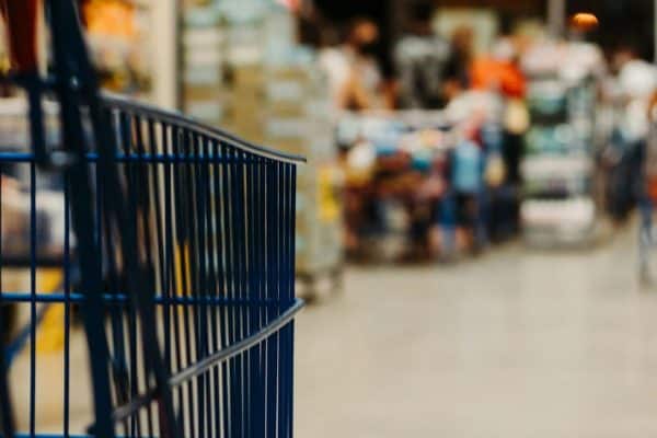 Supermercado é condenado após funcionário trabalhar 9 dias seguidos e receber comida com aspecto de estragada