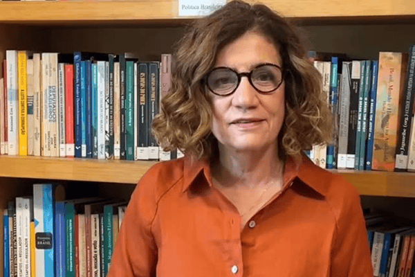 Miriam Leitão passa mal ao vivo na GloboNews e recebe apoio de colega