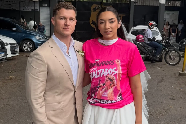 Após se casar, filha de Verônica Costa posa em frente ao presídio: “Nunca”
