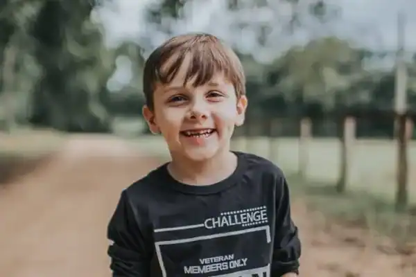 Menino com autismo que não falava até os 4 anos surpreende família ao aprender inglês sozinho