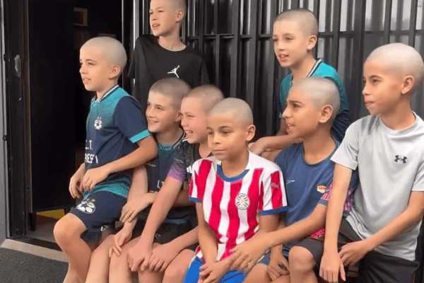 Amigos raspam a cabeça em solidariedade a menino de 10 anos com câncer