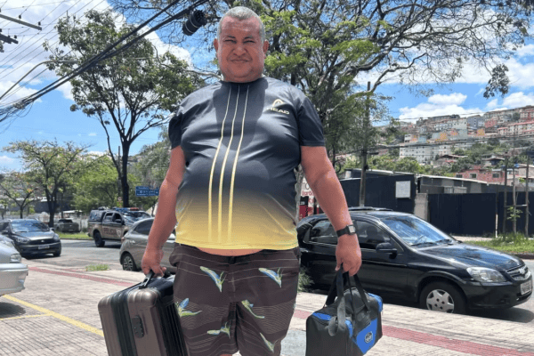 Pedreiro viaja mais de 2 mil km atrás de mulher criada por inteligência artificial após promessa inacreditável