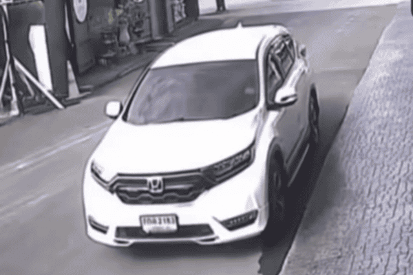 Homem tenta segurar carro com as próprias mãos e protagoniza mal-entendido