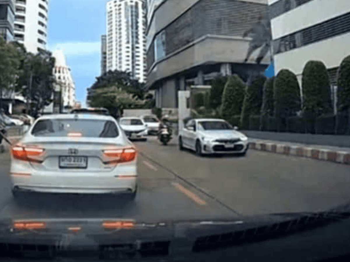 Varal despenca de prédio, atinge moto e provoca acidente na Tailândia
