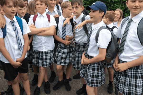 Alunos vão à escola de saia após serem proibidos de usar bermudas durante onda de calor