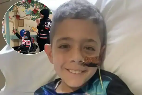 Mãe deixa filho com câncer tocar sino de fim do tratamento sem contar que ele não tinha mais chances de cura