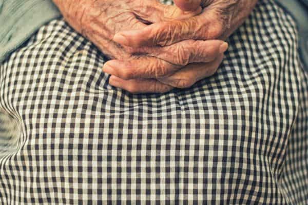 Oito em cada dez idosos não reconhecem vídeos feitos por IA, revela pesquisa no Brasil