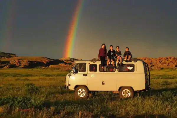 Pais viajam pelo mundo com filhos antes que três deles percam a visão: “Memórias visuais”