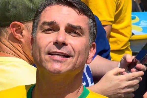 Flávio Bolsonaro anuncia proposta para reduzir maioridade penal para 16 anos e provoca Lula