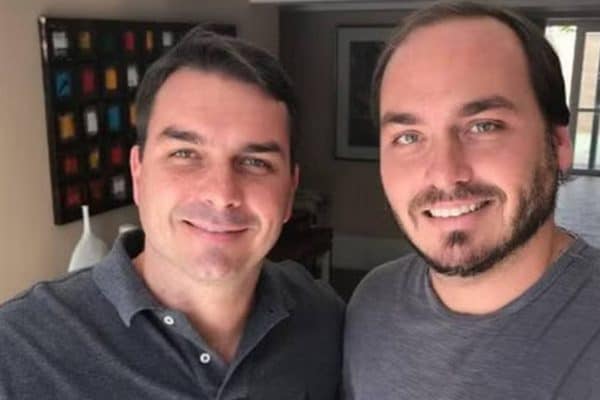 Carlos Bolsonaro se manifesta após Flávio desembarcar em Miami: “Deus tenha piedade”