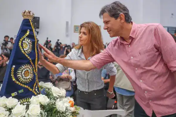 Haddad acusa Flávio Bolsonaro de ter “alergia a dinheiro sujo” em comício em São Paulo