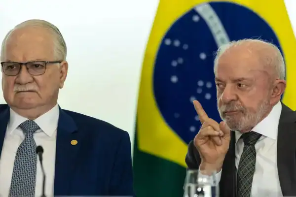 Lula afirma ter pedido a Fachin que impeça STF de ‘se digladiar’