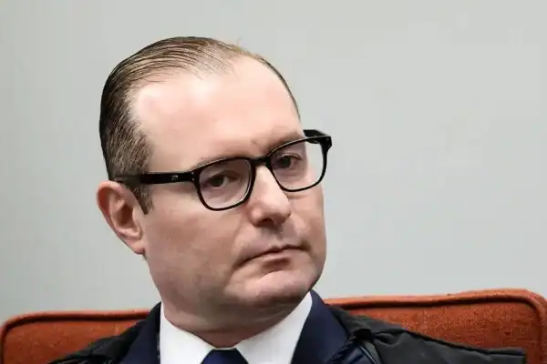 Zanin assume como ministro substituto do TSE quase um mês após eleição