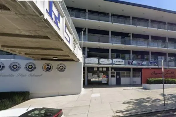 Aluno é agredido em escola e morre ao cair do quarto andar