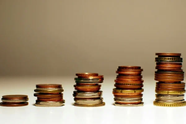 Dólar avança com alta do petróleo e expectativas para o Fed