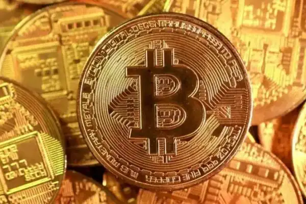 Criptomoedas: bitcoin cai diante de payroll, petróleo e juros dos Treasuries