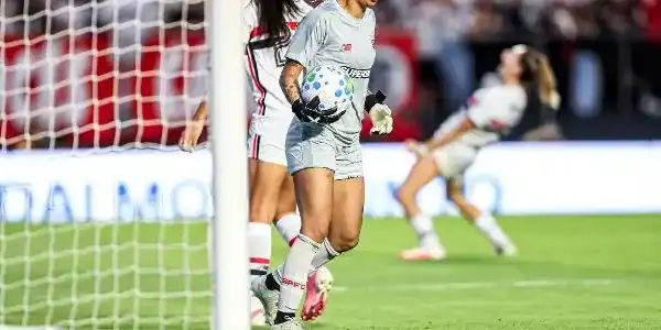 São Paulo empata com Corinthians e ergue primeiro título do Brasileirão feminino em MorumBis