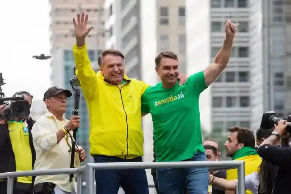 Flávio Bolsonaro promete mudança na maioridade penal e diz que pai colocará faixa presidencial nele