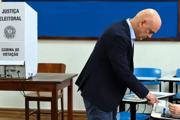 Alexandre de Moraes vota sob forte esquema de segurança em São Paulo