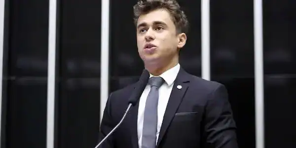 Nikolas Ferreira não apoia Carlos Bolsonaro após acusação de tentativa de matar o pai