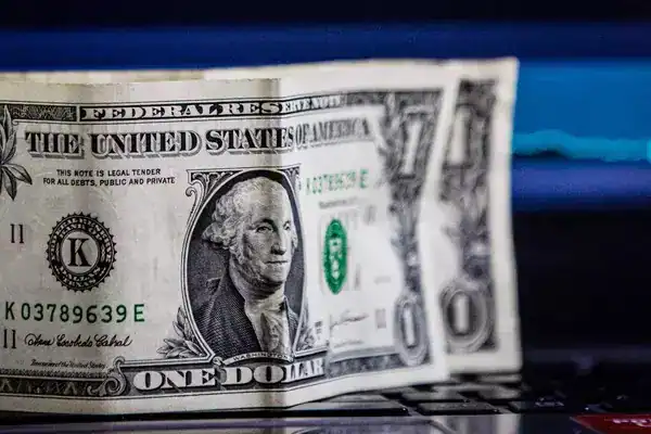 Dólar sobe globalmente diante da crise da dívida na zona do euro e incertezas políticas na França