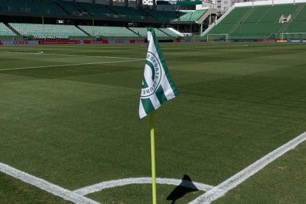 No fim, Felipe Clemente marca e garante vitória do Goiás sobre o Athletic na Série B