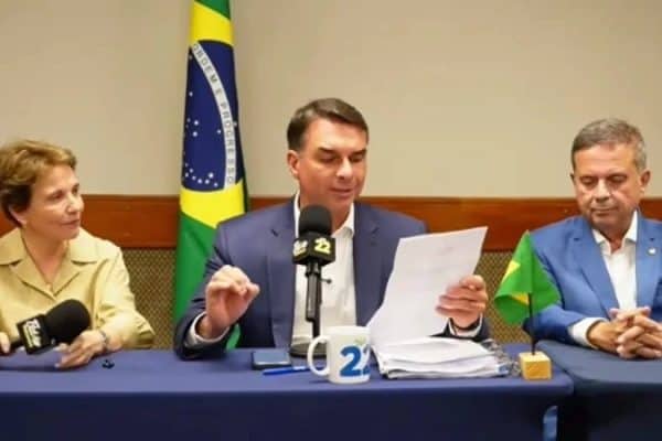 Flávio Bolsonaro afirma que agro sofre com governo e é tratado como inimigo