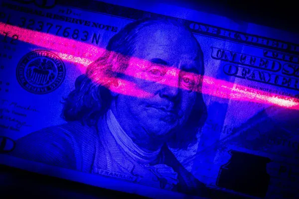 Dólar encerra abaixo de R$ 5,00 pela 1ª vez desde maio com influência de eleição e cenário externo