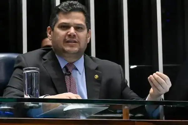 Jaques Wagner diz que Flávio Bolsonaro terá de se posicionar e declarar oposição à PEC 6×1